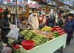 　３月２１日、ソウル最大規模の青果市場「清涼里市場」で売られる野菜（撮影・宋慶碩、共同）