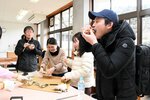 蒸し上がった能登カキを堪能する参加者＝９日、八頭町見槻中の隼ラボ