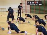 　和田賢一さんが設立した「走りの学校」に参加する子どもたち（走りの学校提供）