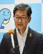 　高知県庁で記者会見する浜田省司知事＝２９日午後
