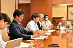宿泊を伴う政務活動の規定や報告書などについて見直しの議論を進める会議メンバー＝２７日、鳥取県庁