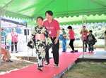 多鯰ケ池をバックに浴衣姿を披露する参加者＝２８日、鳥取市福部町湯山