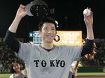 　プロ野球の阪神戦でノーヒットノーランを達成し、ウイニングボールを手に声援に応える巨人の戸郷翔征投手＝２４日、甲子園球場