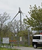 　プロペラが折れた風力発電の風車＝２日正午ごろ、秋田市