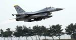 　韓国西部群山の基地を離陸する米軍のＦ１６戦闘機＝２０１７年４月（ＡＰ＝共同）