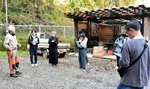皐月屋の大谷訓大代表取締役（左）に林業の課題や魅力について聞く参加者ら＝７日、智頭町大背