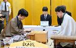 　将棋の第９期叡王戦５番勝負第４局で伊藤匠七段（右）を破った藤井聡太叡王＝３１日午後、千葉県柏市
