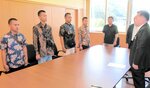 浜上町長（右端）を表敬訪問した４人のインドネシア人技能実習生＝２１日、香美町役場