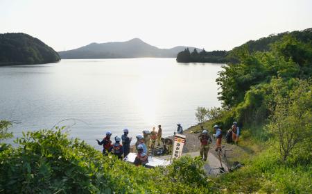 　航空自衛隊のＴ４練習機が墜落した、愛知県犬山市の入鹿池＝１４日午後５時３０分