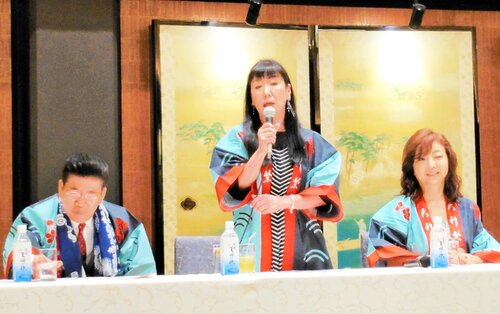 「天神祭実況」について抱負を語る司会トリオ。左から西川、リンゴ、モモコ＝大阪市北区の大阪天満宮会館