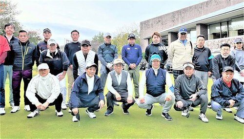 ゴルフを楽しみながら交流を深めた参加者たち