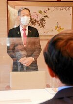 鳥取県内と台湾とのさまざまな交流の深化に期待する向処長（左）＝２８日、鳥取県庁