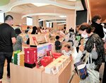 多くの市民らでにぎわう土産物店＝２９日、米子市弥生町のシャミネ米子