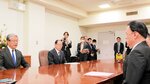丸山知事（右）に２号機の原子炉起動を報告する中川社長（左）＝１０日、島根県庁