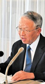 出馬の動機や市政への思いを語る土井氏＝１４日、倉吉市役所