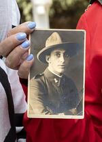 　スペイン内戦で殺されたパスクアルの写真。そのまなざしから知性と正義感が伝わる＝２０２４年１０月、メリリャ（撮影・赤沢麦、共同）