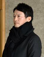 　兵庫県庁に登庁し、記者団の取材に応じる斎藤元彦知事＝２１日午前