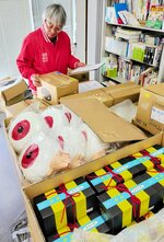同人誌イベントで販売する商品を準備する古橋事務局長＝１１日、境港市竹内団地の境港観光協会