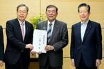 　公明党の斉藤代表（左）から「平和創出ビジョン」に関する提言を受け取る石破首相＝１３日午後、首相官邸