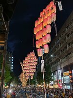 夜の駅前通りで繰り広げられた米子がいな万灯のパレード＝１９日、鳥取県米子市明治町
