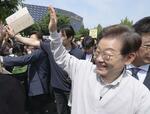 　７日、韓国・全州で支持者に手を振る革新系野党「共に民主党」の李在明前代表（聯合＝共同）