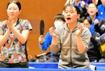 日本リーグの中国電力戦でチームメートと声援を送る石田瑳歩（右）＝鳥取産業体育館