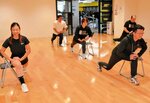 フレイル予防プランを体験する伊木市長（右）