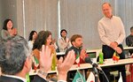 深沢市長（手前）を表敬訪問した砂像彫刻家ら＝２１日、鳥取市役所