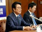 　記者会見する自民党の松山参院幹事長（左）＝１日午後、国会