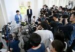 　東京都議会定例会最終日の本会議で都知事選への３選出馬を表明し、取材に応じる小池百合子知事＝１２日午後、都庁