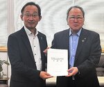 児嶋会長（右）から要望書を受け取った足羽教育長＝２０日、鳥取県庁（鳥取県提供）
