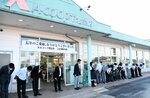 訪れた地域住民らにお辞儀をする店舗関係者ら＝２９日、北栄町北尾のＡコープ下北条店