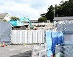 解体作業が中断している市営余戸谷町住宅の工事現場＝７日、倉吉市余戸谷町