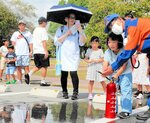 消火器で初期消火を体験する子ども