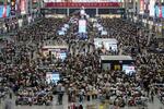 　大勢の人たちで混み合う高速鉄道の駅＝２０２３年１０月、中国上海市（共同）