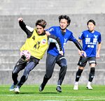 ゲーム形式の練習で激しく競り合う東條（左）と大城（中央）＝和歌山県上富田町の上富田スポーツセンター