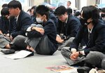 講師の話に耳を傾ける生徒ら