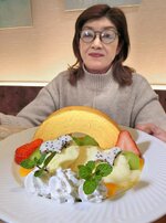 大好評のコラボスイーツ「お菓子な虹」＝米子市中町のフルーツカフェサエキ