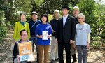 鼻渡支店長（前列右から２人目）と伝える会の会員ら関係者