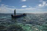 　モーリシャス沖で船に乗る漁師。重油流出で長期休業し別の仕事を探したが「結局みんな海に戻ってきた」とナイケンは話す＝２０２４年２月（撮影・中野智明、共同）