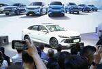 　「北京国際モーターショー」で披露された中国ＥＶ最大手、比亜迪（ＢＹＤ）の低価格帯のＰＨＶ＝４月、北京（共同）