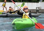 パドルをしっかりと持ち、カヌーをこぐ児童ら＝１７日、鳥取市湖山町西１丁目の湖山西小