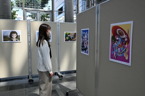 鳥取県ゆかりのクリエーターの作品が並ぶ会場＝２８日、鳥取市のとりぎん文化会館