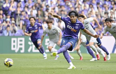 　広島―福岡　試合終了間際、決勝のＰＫを決める広島・ジャーメイン＝Ｅピース