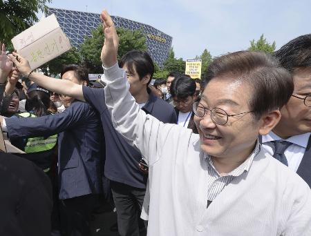 　７日、韓国・全州で支持者に手を振る革新系野党「共に民主党」の李在明前代表（聯合＝共同）