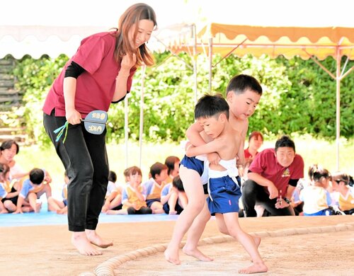 白熱した取組を繰り広げる園児ら