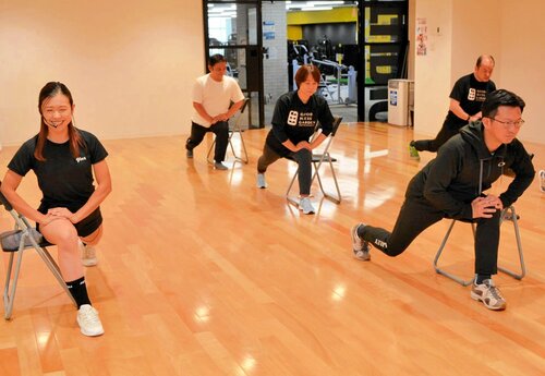 フレイル予防プランを体験する伊木市長（右）