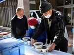 できたてのすき焼き定食とホットコーヒーを受け取る被災者ら＝１９日、石川県志賀町の地域交流センター