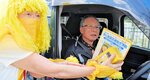 ドライバーに啓発チラシなどを手渡す「ももいろクロおばあＺ」のメンバー＝４日、香美町村岡区高井の国道９号