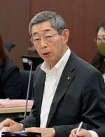 　広島県呉市議会の全員協議会で発言する新原芳明市長＝１６日午前